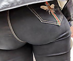 Amazing Bubble Butts Sexy Milfs In Tight Jeans 2